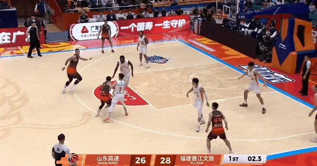 陶汉林接球快速出手压哨抛投打进,山东首节28-28战平福建